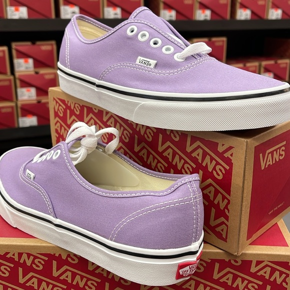 • Vans WMNS Authentic Chalk Violet/True White
VN0A5HZS9GD
Sneakers - Picture 7 of 16